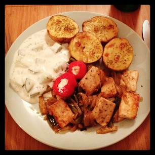 Vegetarisches Gyros, Rosmarin-Kartoffeln und Tsatsiki. Super Nom! #foodstagram #food